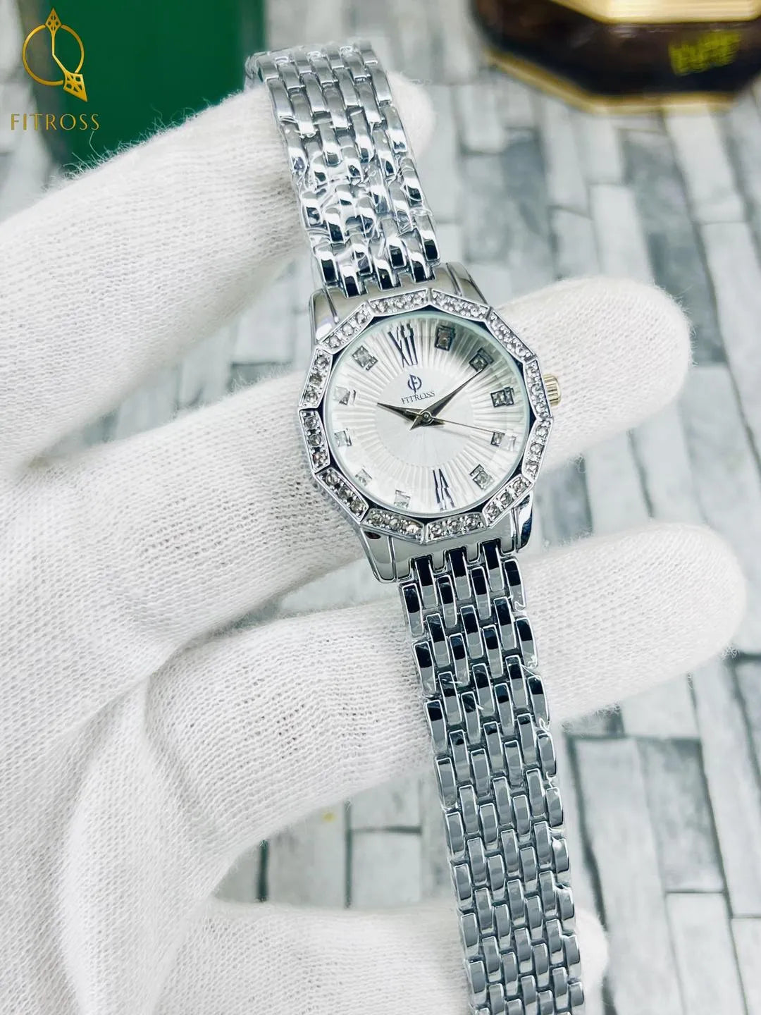 Women's Quartz Chain Strap Watch - 1 Pc, Water Resistant Elegance